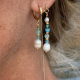 Palm Studio Olivia guld øreringe med grønne sten og ferskevandsperler