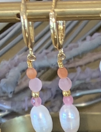 Palm Studio Olivia guld øreringe med rosa sten og ferskevandsperler