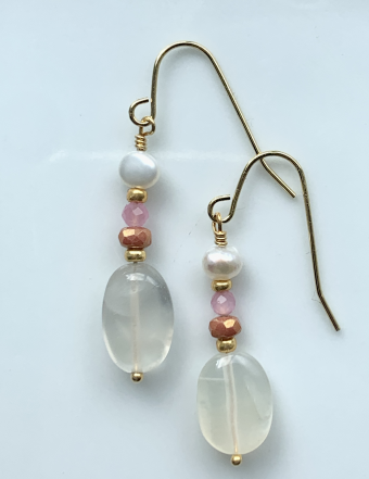 Palm Studio guld øreringe med rosa perler,onyx og ferskvandsperler