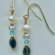 Palm Studio guld øreringe med blå og grønne perler, og ferskvandsperler