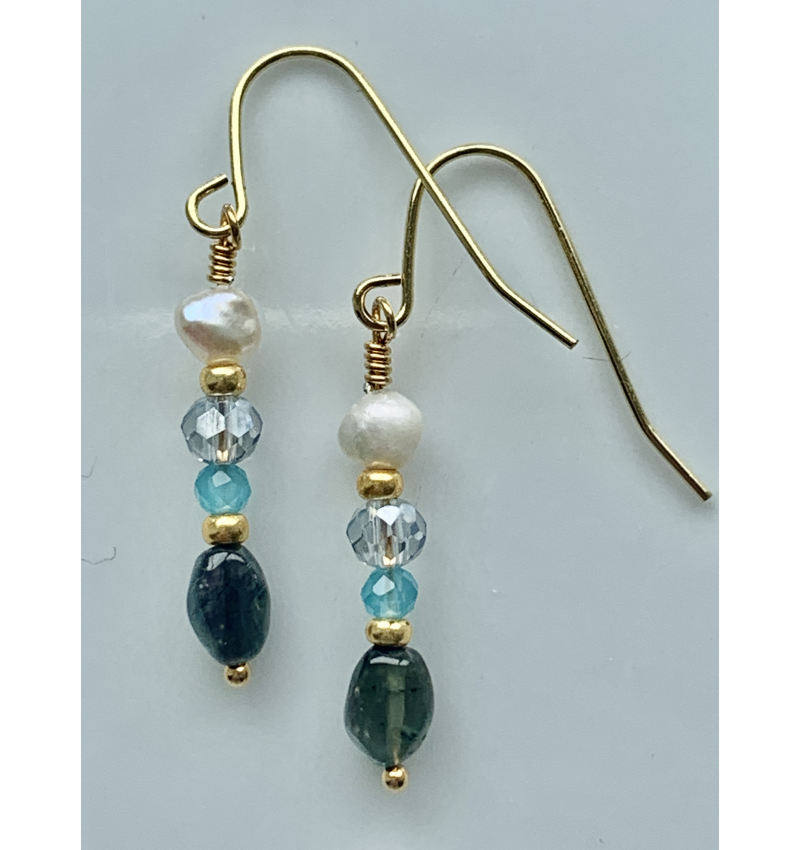 Palm Studio guld øreringe med blå og grønne perler, og ferskvandsperler