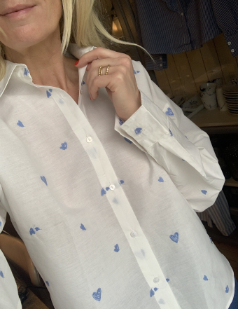 CarlaCarla Roberta hvid skjorte med blå hjerter